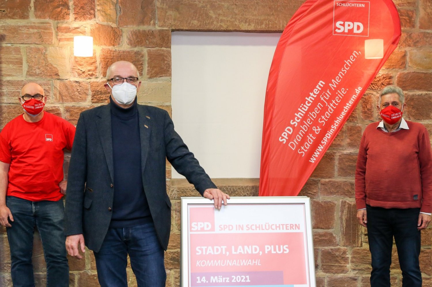 Reiner Wunderlich (Mitte) hört als Ortsvorsteher auf, kandidiert aber wieder für das Stadtparlament. Dankesworte gab es unter anderem von SPD-Vorstandsmitglied Heiko Büchner (links) und Fraktionsvorsitzendem Helmut Meister.