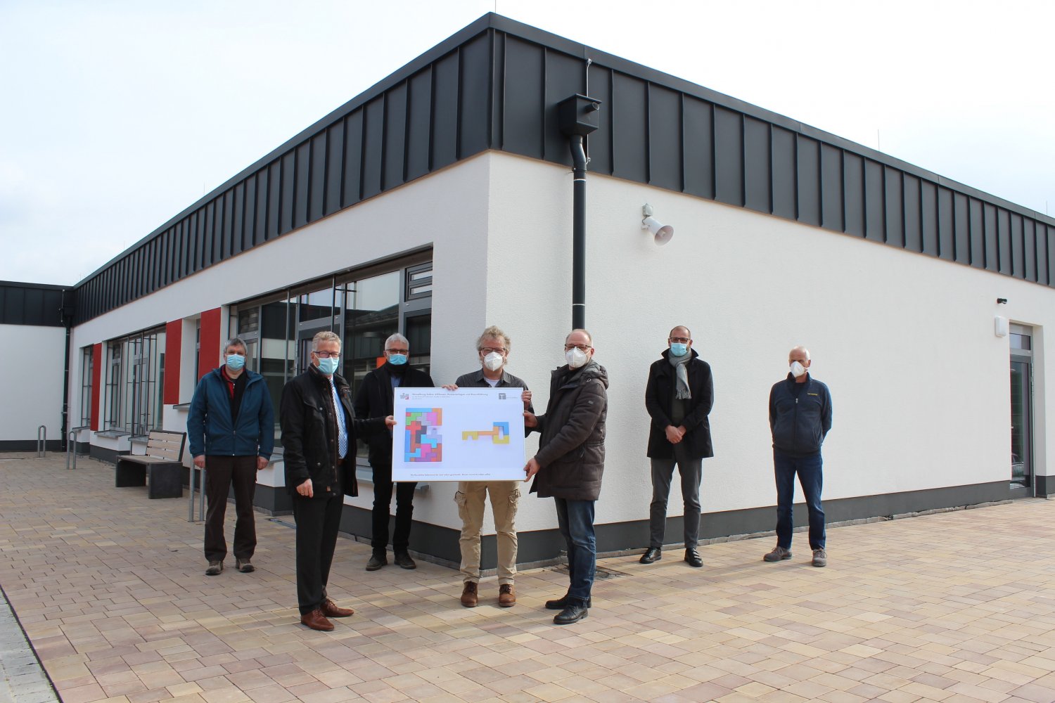 (von links): Klaus Krieger (Amt für Schulwesen beim Main-Kinzig-Kreis), Schuldezernent Winfried Ottmann, Bernd Löffert (Amt für Schulwesen), Schulleiter Elmar Feuerstein, Architekt Timo Trageser, Matthias Eckhardt, Leiter des Amtes für Schulwesen, un