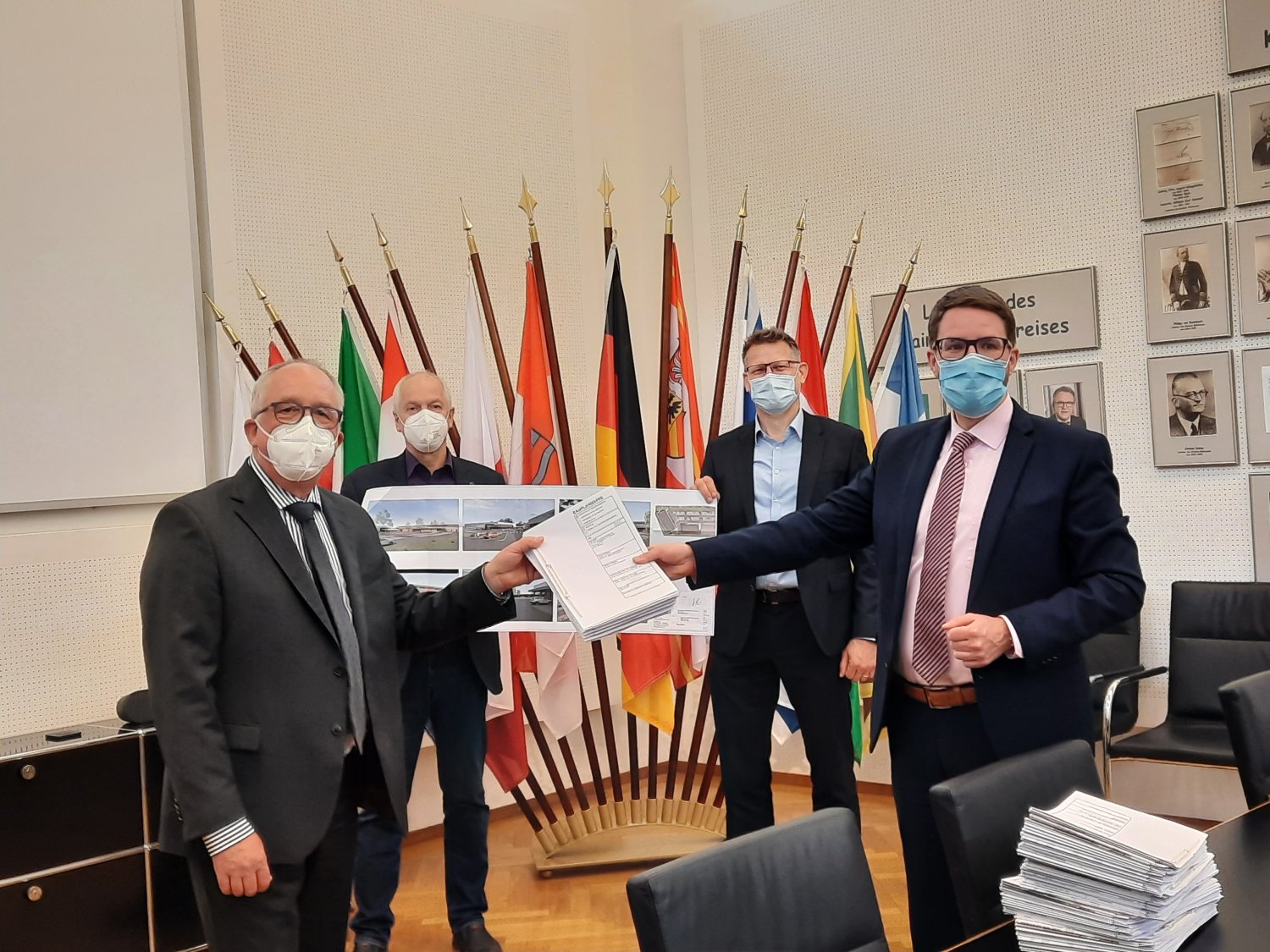 von links: André Muth, Bürgermeister Albert Ungermann, Mark Maienschein, Landrat Thorsten Stolz