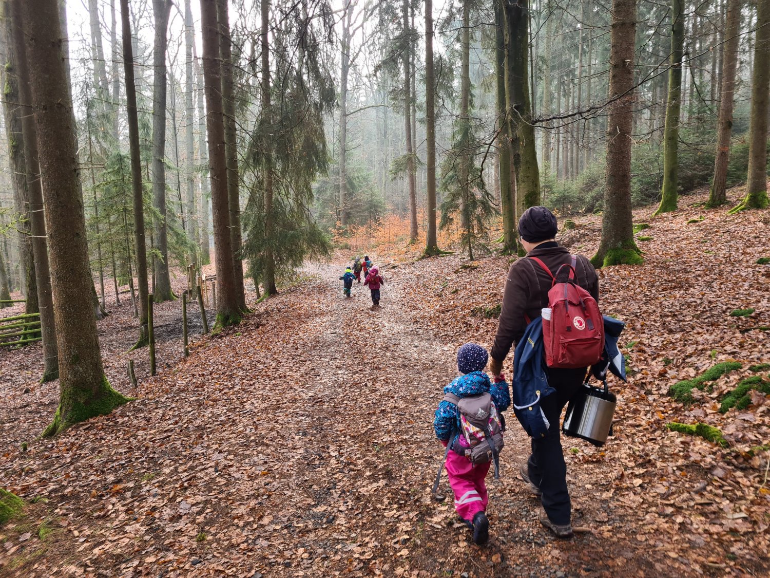 Jelena Herrmann (rechts) und die Kinder der AWO-Waldkita entdecken täglich Neues im Wald von Bad Soden.