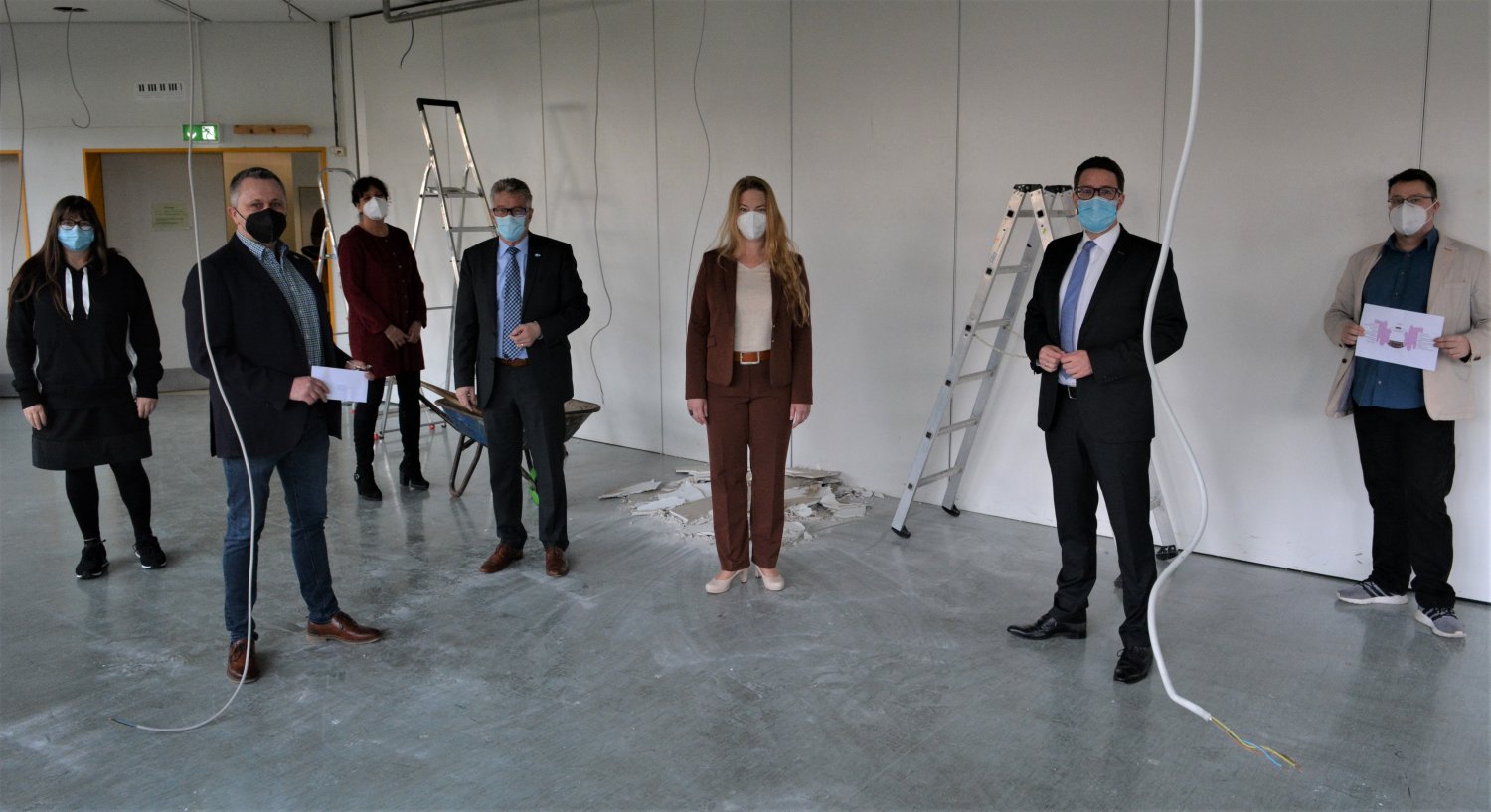 Bescheidübergabe auf der Baustelle mit (von rechts) Christian Lay (Verein Simplicissimus), Landrat Thorsten Stolz, Schulleiterin Tina Ruf, Schuldezernent Winfried Ottmann, Kulturbeauftragte Andrea Sandow, Peter Malz (Verein Simplici