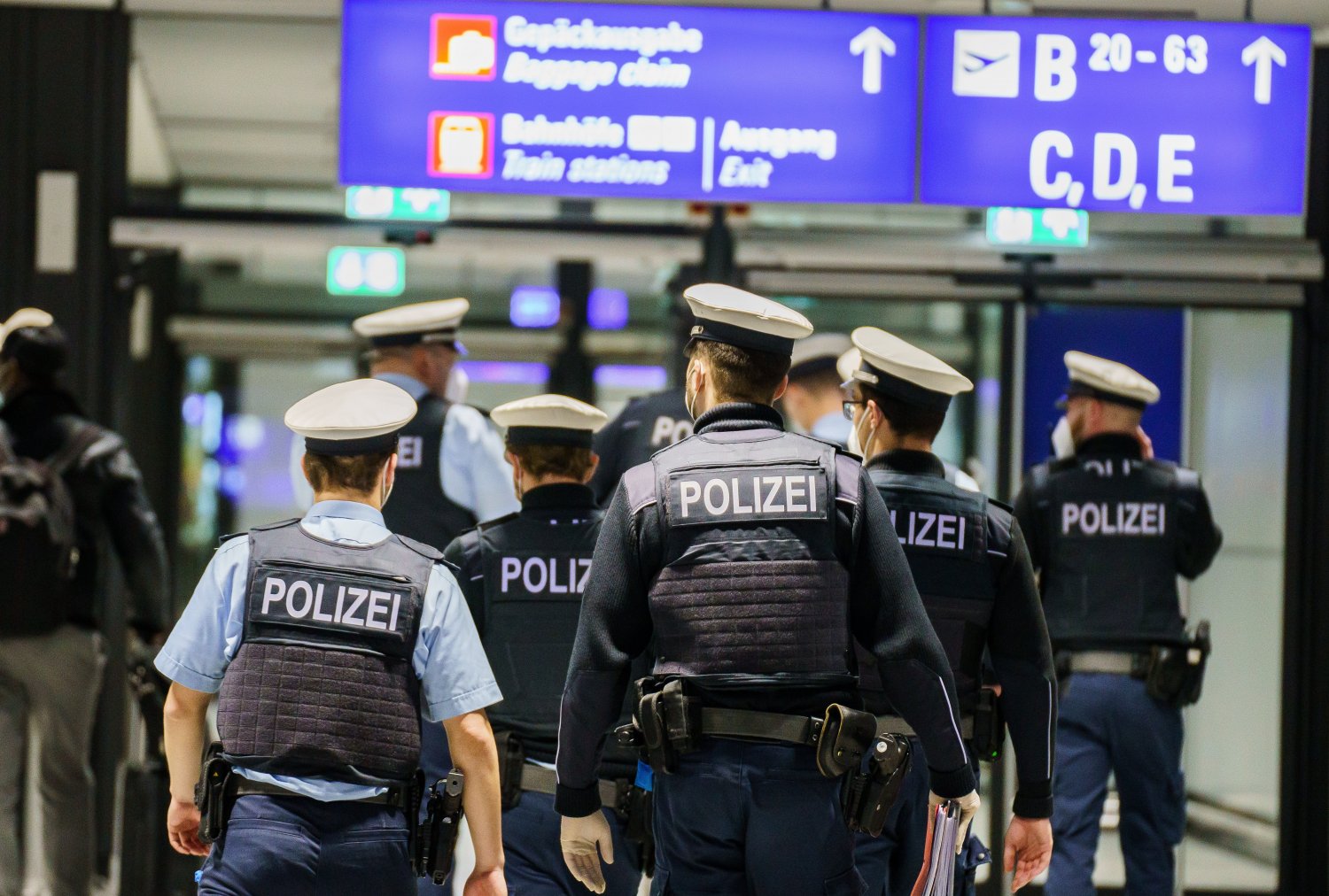 Ein vermeintlich bewaffneter Mann sorgt für Aufruhr am Frankfurter Flughafen.