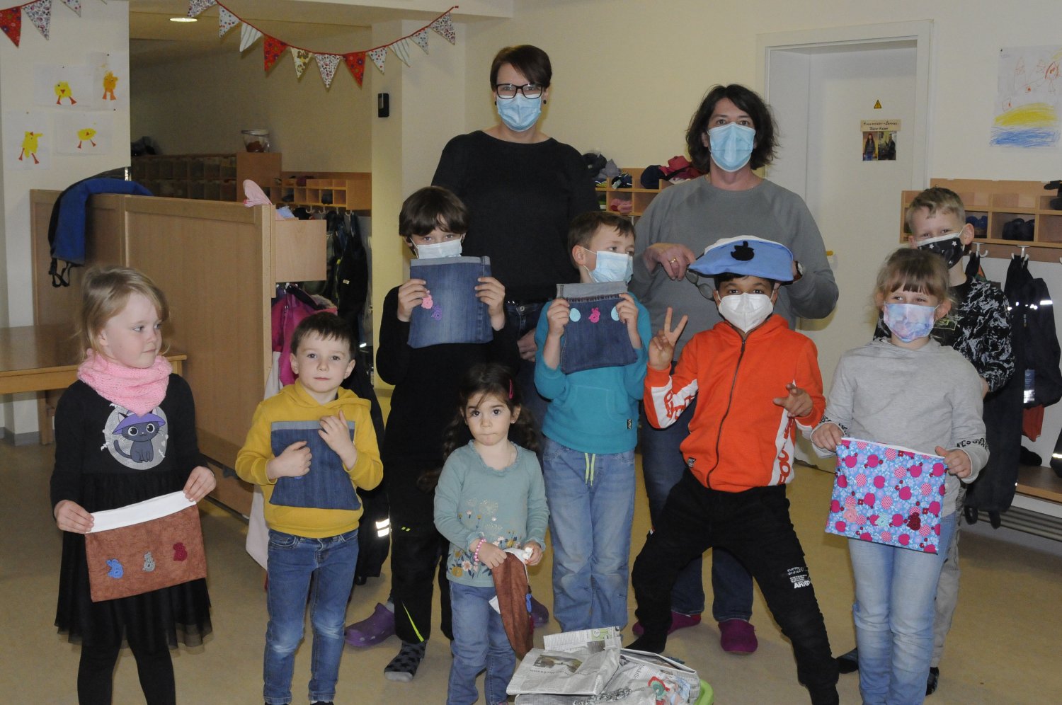 Sie hatten gemeinsam Spaß beim Herstellen der Geschenk-Körbchen für die Kinder aus finanziell schlechter gestellten Familien: Kinder des Kindergartens und Horts Abenteuerland mit Kerstin Rode und Bärbel Neiter (hintere Reihe von links).