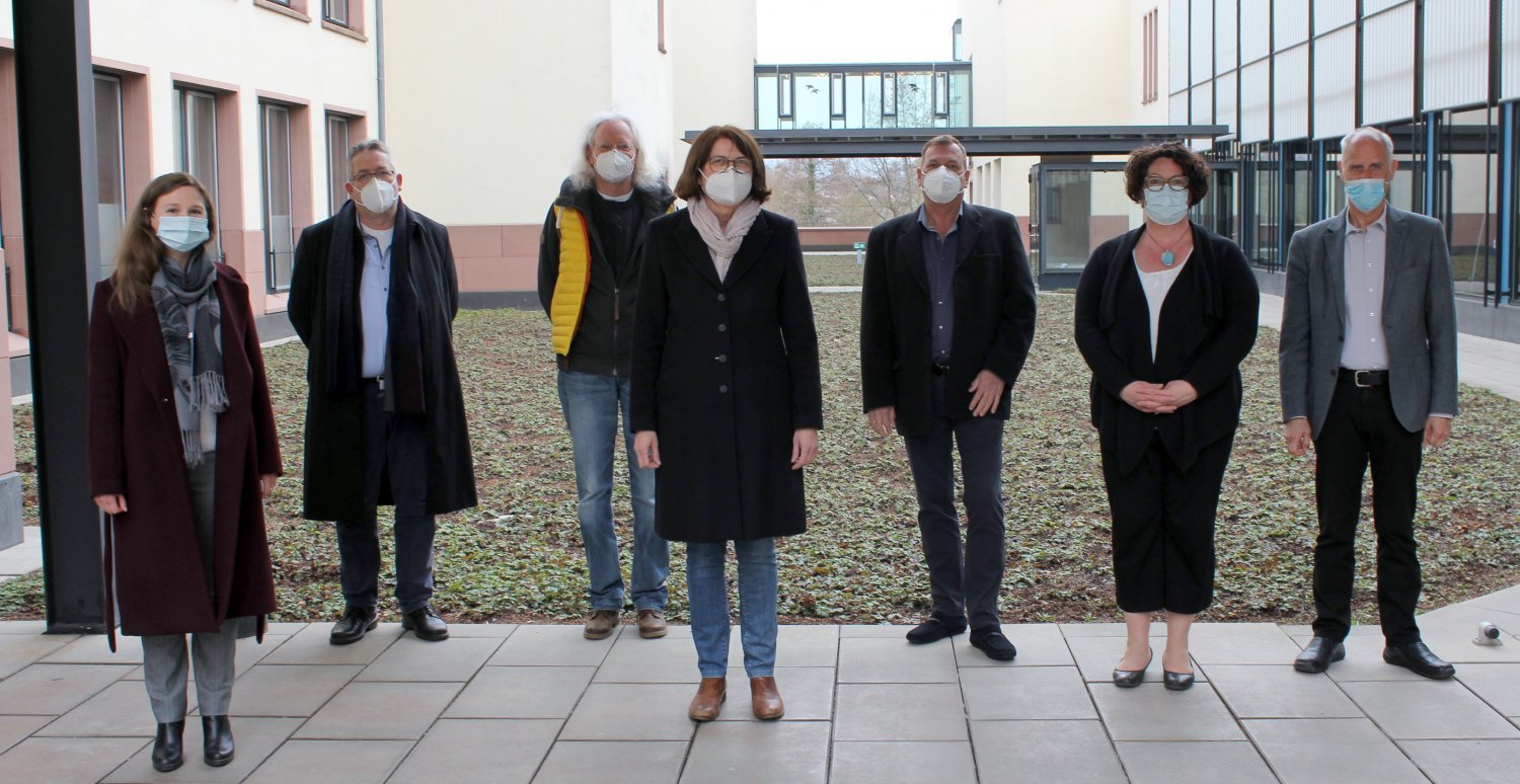(von links): Julia Fock, Dr. Frank Forst, Dr. Thorsten von Gazali, Dr. Rosa Maria Bachmann-Schmitt, Dr. Dietmar Schultheis, Erste Kreisbeigeordnete und Gesundheitsdezernentin Susanne Simmler sowie Dr. Sigfried Giernat, Leiter des Gesundheitsamts. Nic