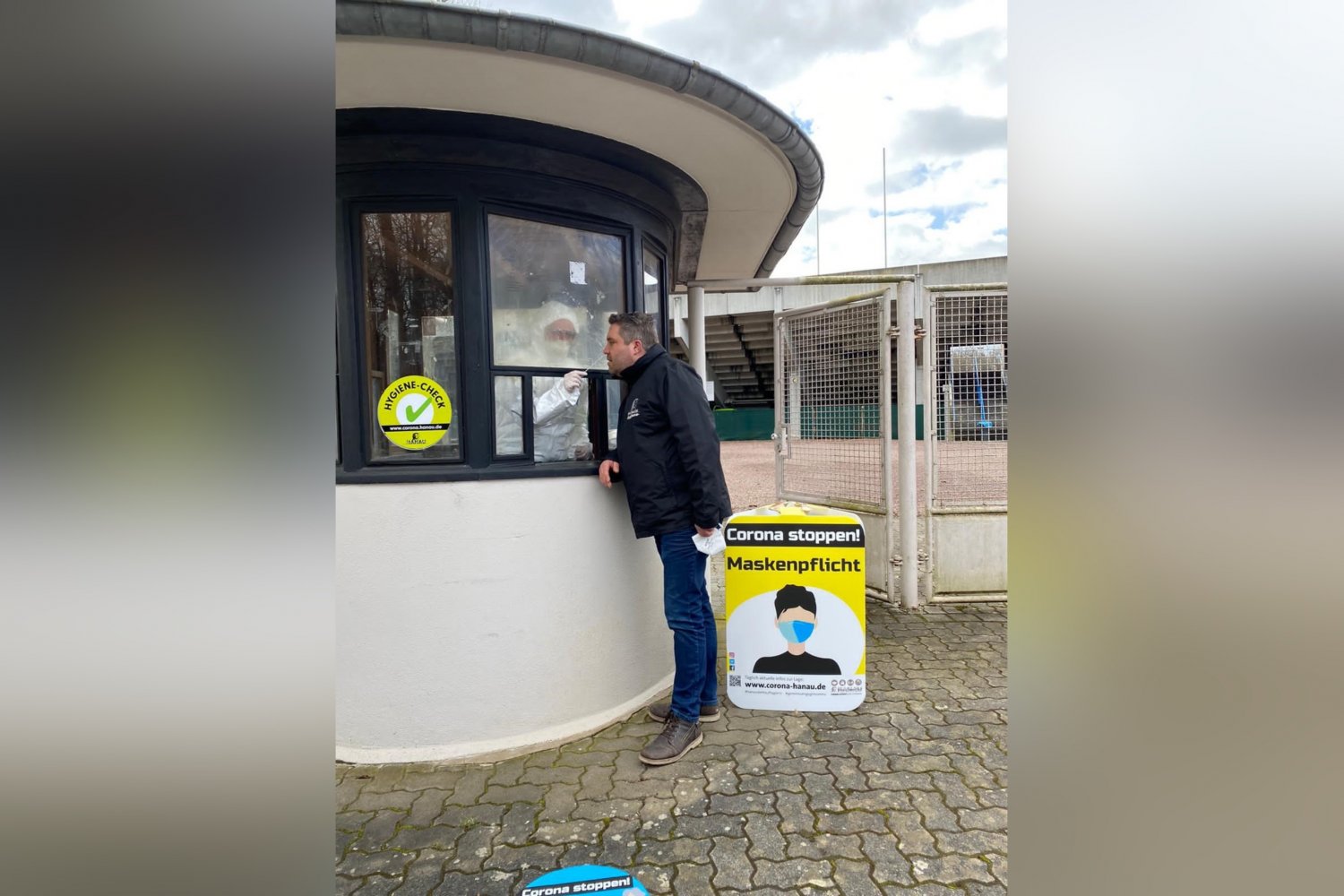 Sven Holzschuh vom Hanauer Hygiene-Team an der neuen Corona-Schnelltest-Stelle vorm Herbert-Dröse-Stadion an der Burgallee.