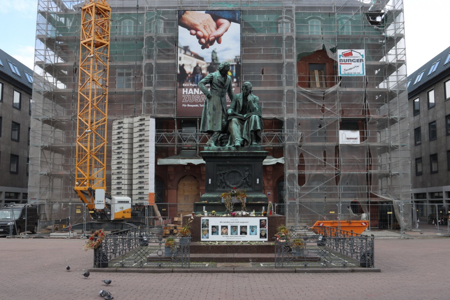 Die Gedenkstätte am Brüder-Grimm-Denkmal wird geräumt