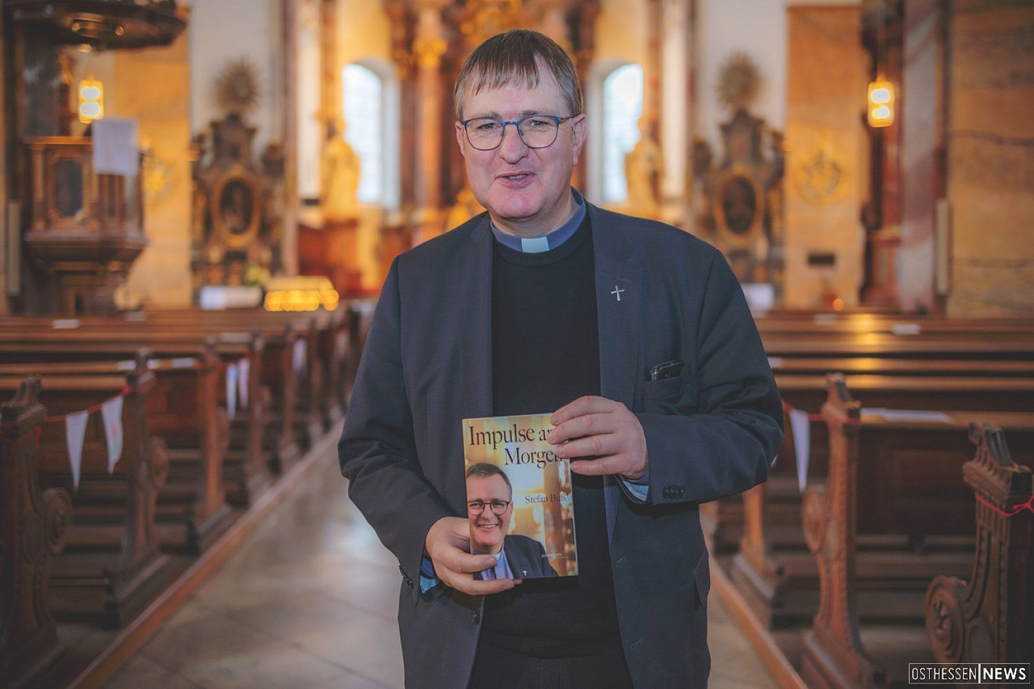 Stadtpfarrer Stefan Buß bei der Vorstellung des ersten Bandes der 