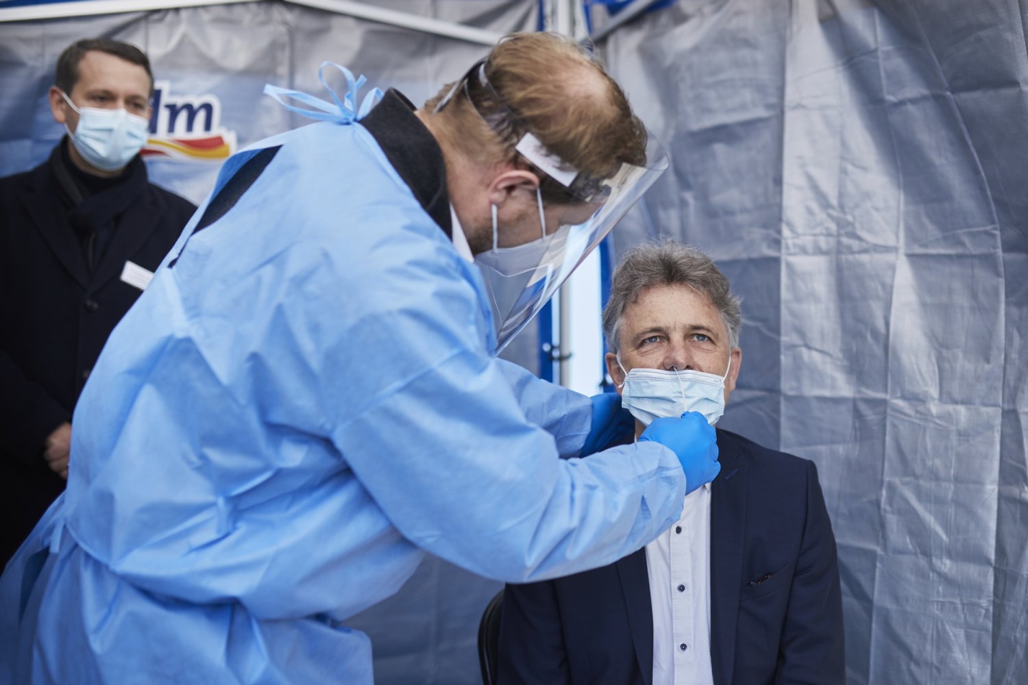 Hier gibts das schon: Karlsruhes Oberbürgermeister Frank Mentrup lässt sich im dm Corona-Schnelltest-Zentrum von geschulten dm-Mitarbeitern testen (im Hintergrund Christoph Werner, Vorsitzender der dm-Geschäftsführung)