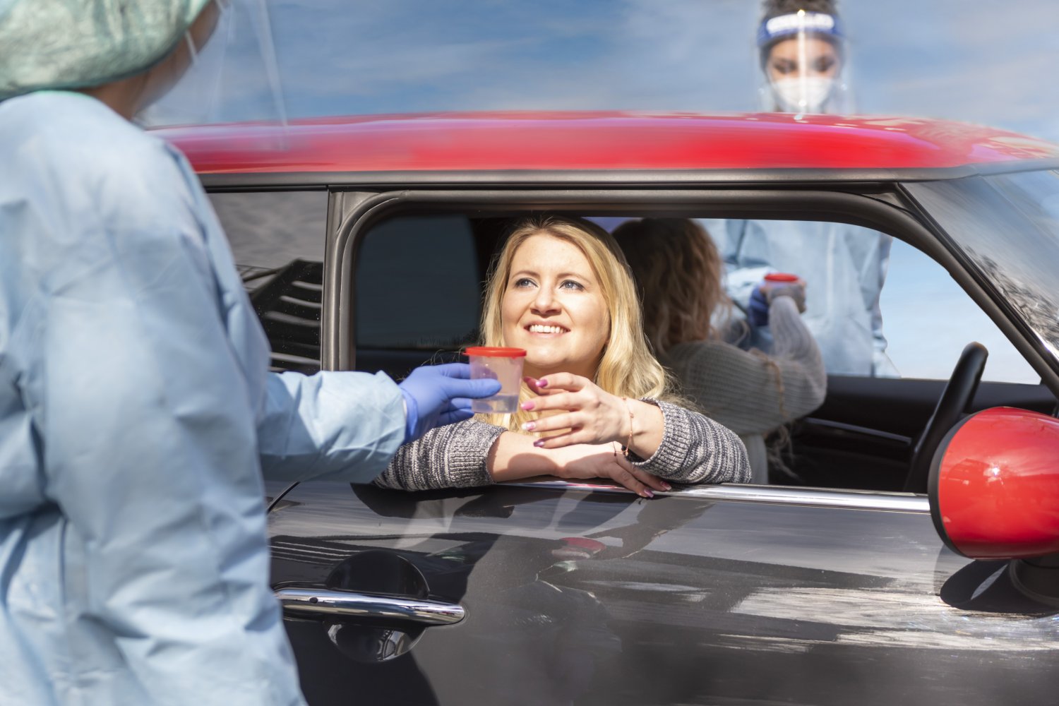Am Gurgeltest Drive-in gibt es keinen Kontakt mit anderen Testpersonen. Gegurgelt wird im eigenen Auto, das man während des Aufenthalts im Testzentrum nicht verlässt.