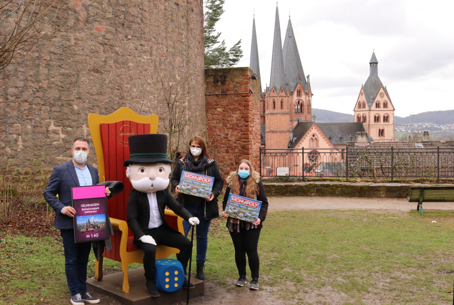 Mr. Monopoly freute sich über ein Foto mit dem Spessartthron: von rechts Bürgermeister Glöckner, Mr. Monopoly, Eva Kessler und Alida Hammer. 