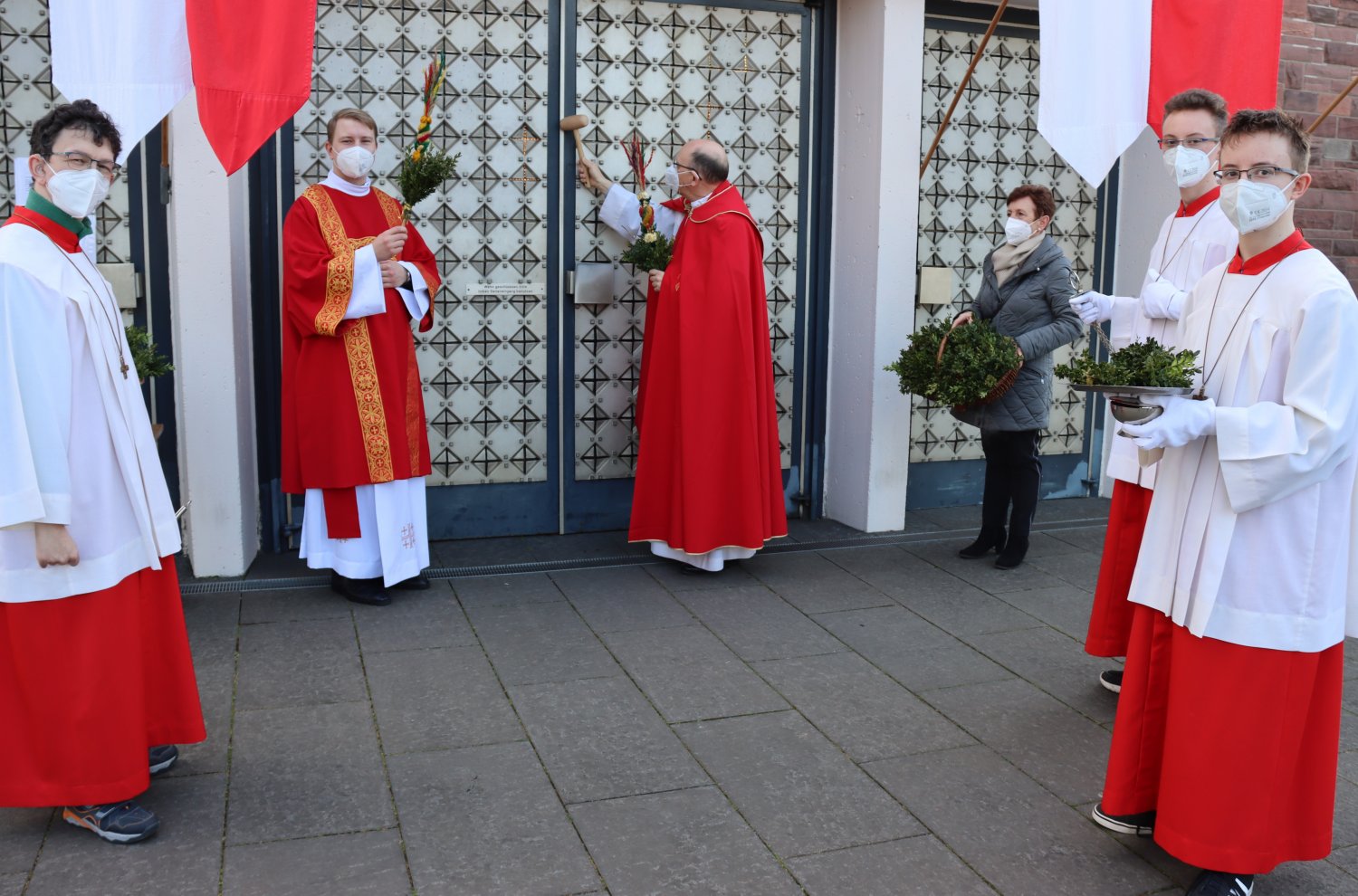 Ein bewegender Moment: Nach dem Hammerschlag öffnen sich die Kirchportale für den Einzug in die Kirche. 