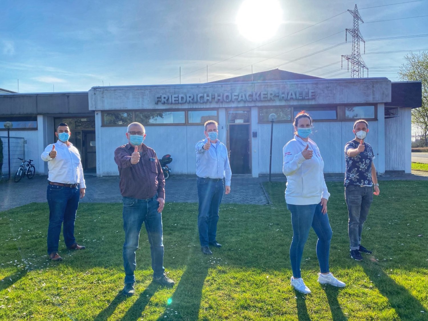 Daumen hoch fürs Corona-Schnelltestzentrum: Patrick Kremer, Siegfried Richter, Matthias Pfeifer, Sonja Kress, Alessandro Schmidt.