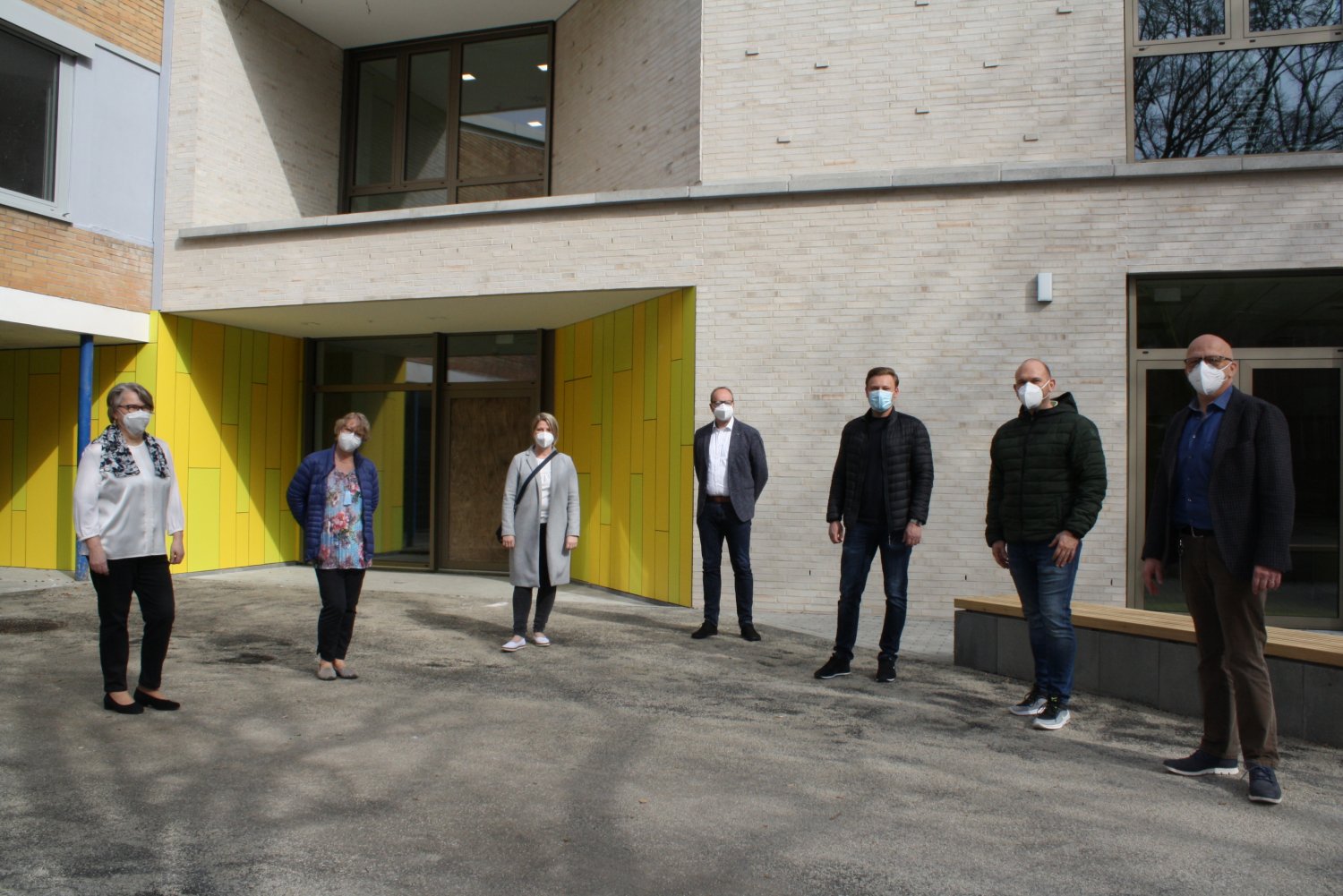 Barbara Eisenkolb und Elke Bretthauer von der Friedrich-Ebert-Schule, Sibylle Jesgarz (IBM), Schulamtsleiter Frank Bornmann, Viktor Friesen von der Planwerk GmbH Architekten, Michael Mießler (IMB), Bürgermeister Axel Weiss-Thiel