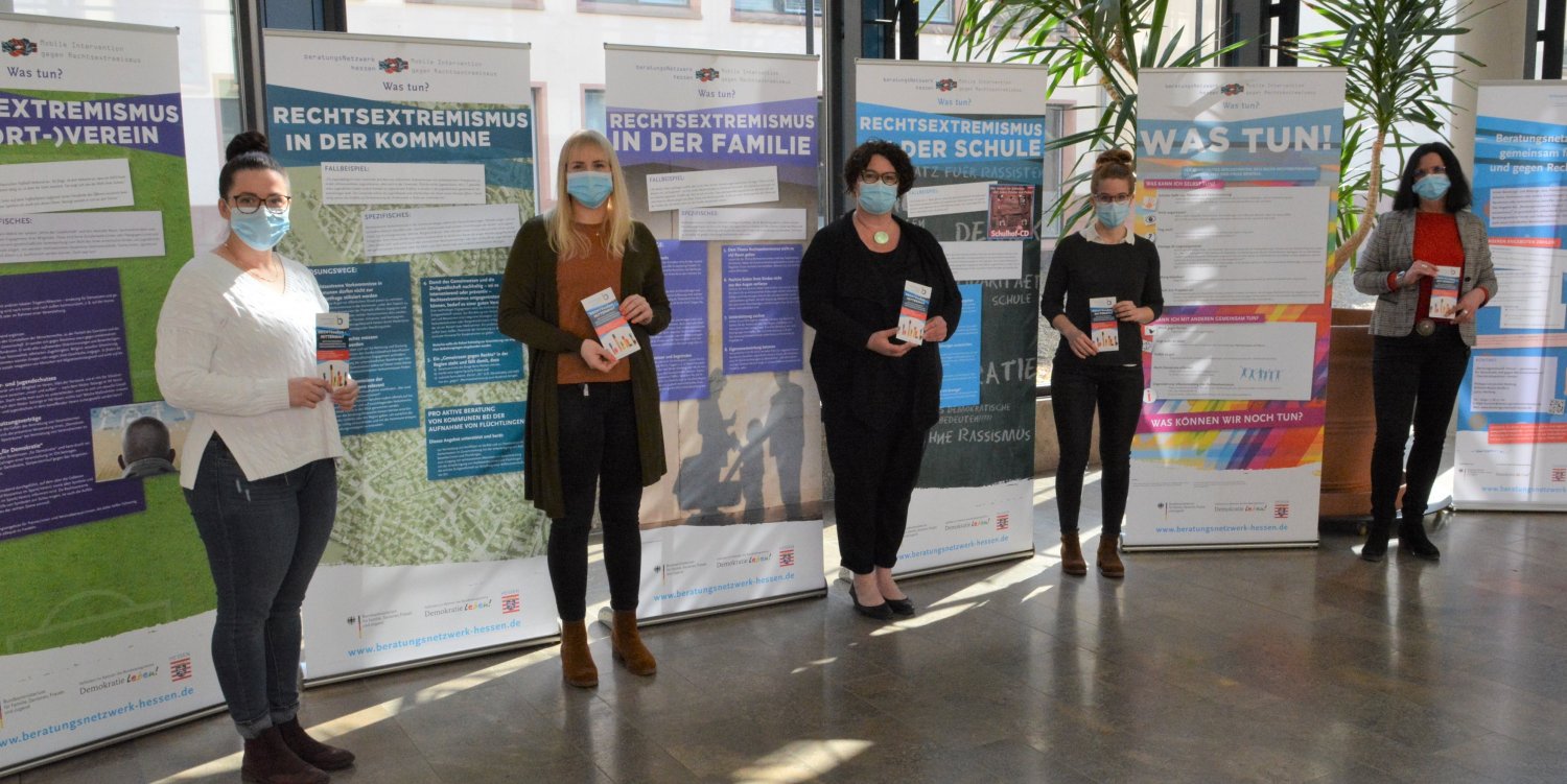 Unser Bild zeigt (von links) Nadja Sabanovski, Christin Hohenwarter, Erste Kreisbeigeordnete Susanne Simmler, Lea Richter und Abteilungsleiterin Monika Bornkessel