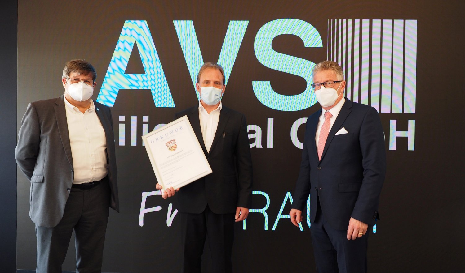 Kreisbeigeordneter Winfried Ottmann (rechts) und  Walter Dreßbach, Leiter des Referats Wirtschaft, Arbeit und digitale Infrastruktur (links) und Marc Lilienthal (mitte)