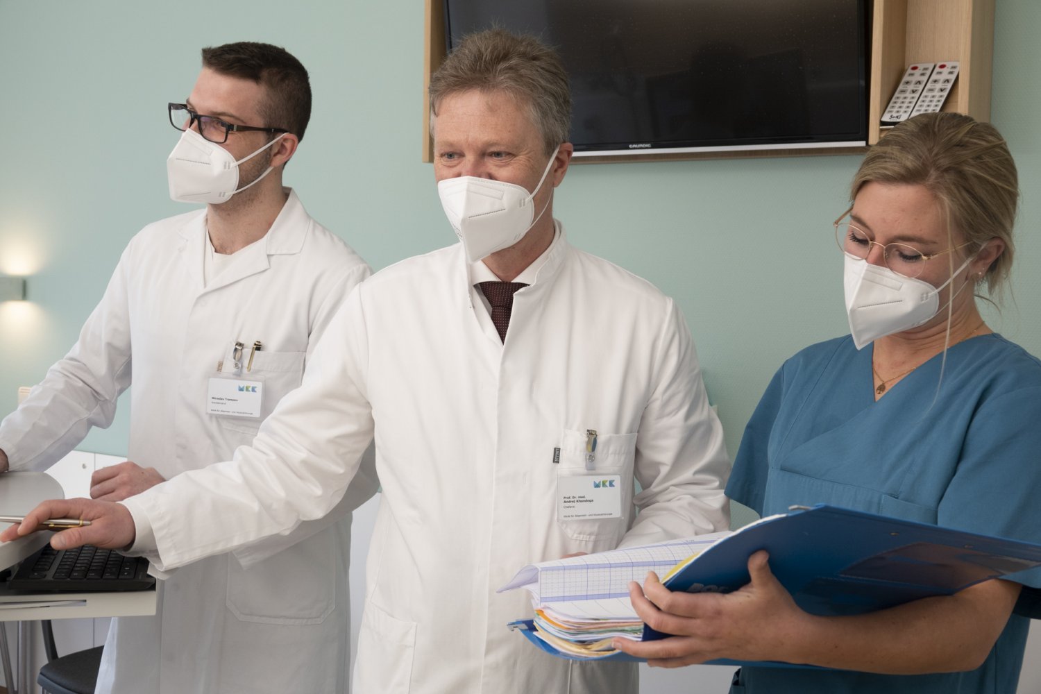 Prof. Dr. Andrej Khandoga (Mitte) und das Team des Darmzentrums Gelnhausen führen knapp 90 Prozent der Darmkrebs-Operationen minimal-invasiv durch