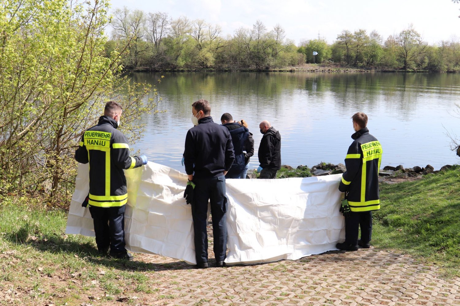 Spaziergänger findet Leiche im Main