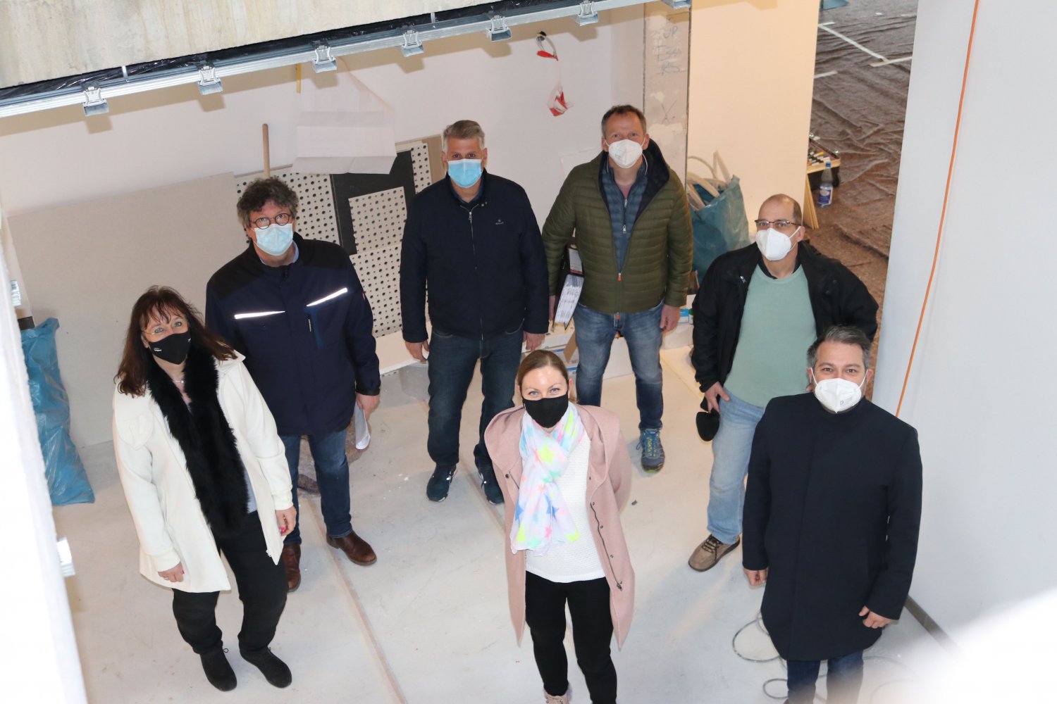 Treffen auf der Baustelle der neuen Kita in Meerholz (von rechts): Bürgermeister Daniel Christian Glöckner, Klaus Brune, Bernd Winter, Peter Hartmannsberger, Peter Oberst, Heike Schmidt und in der Mitte Anita Paradies.