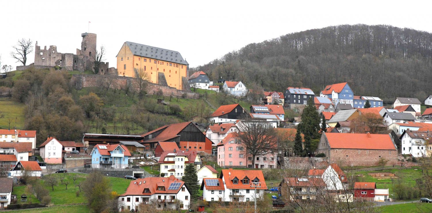 Die Burg Schwarzenfels klebt förmlich am Westhang des 492 Meter hohen Hopfenberges