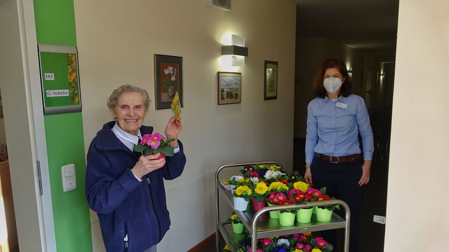 Blumengrüße sind in der Martin-Luther-Anlage verteilt worden.