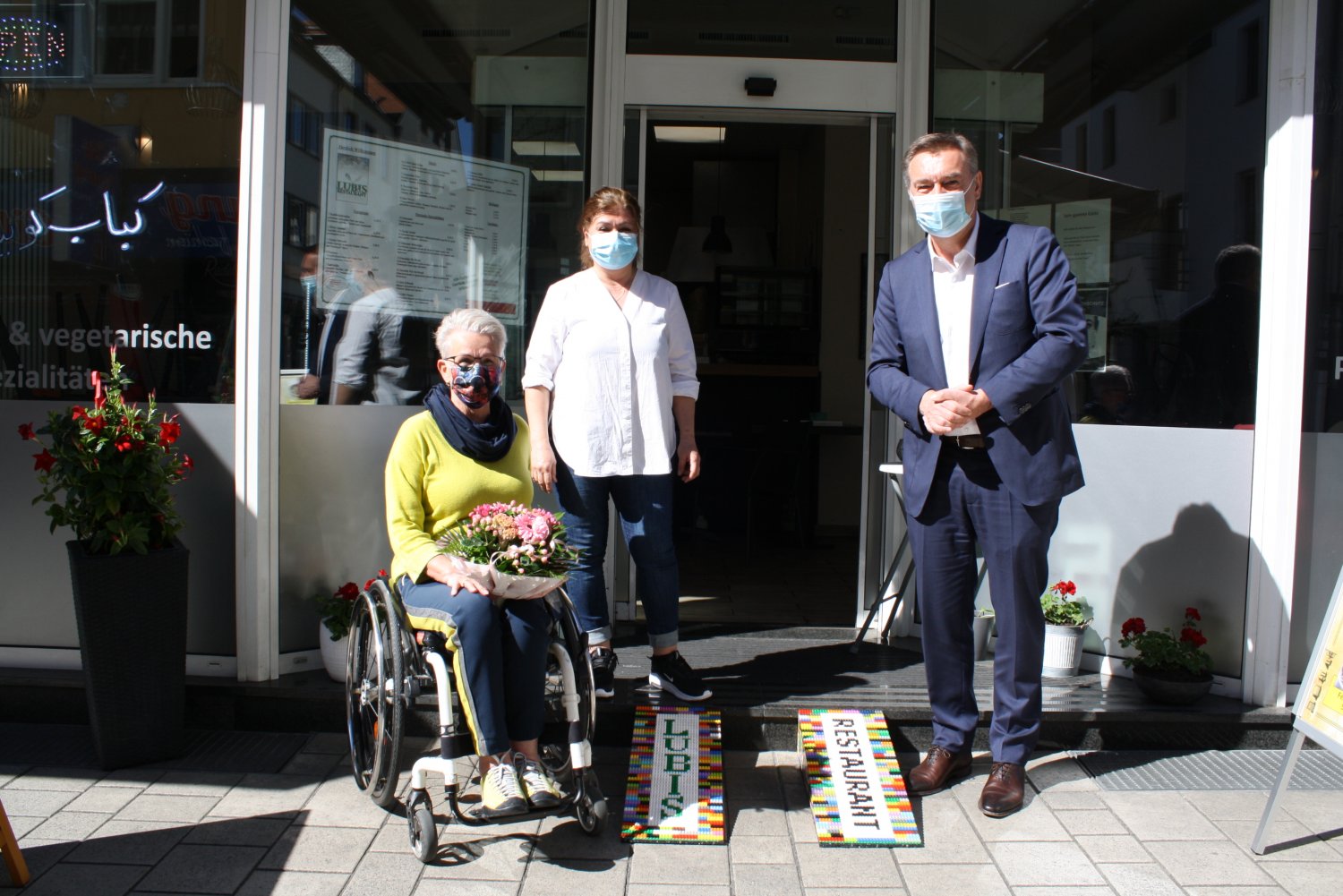 Rita Ebel, Anosche Djudat, Betreiberin des Restaurants Lubis in der Krämerstraße und OB Claus Kaminsky.