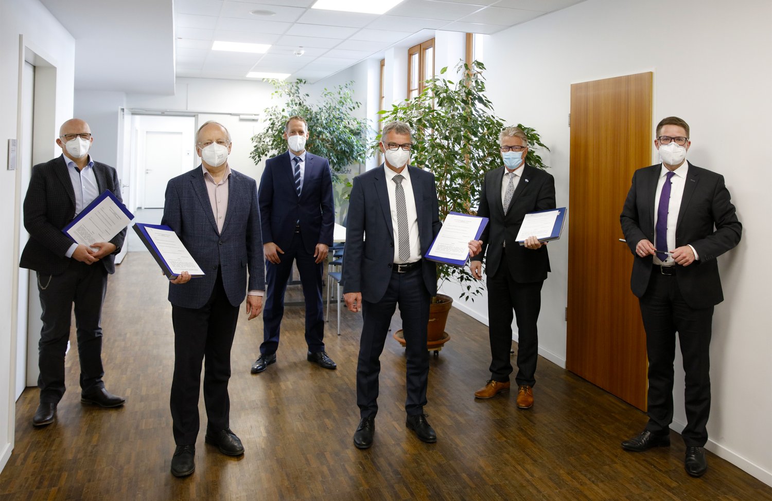 Bürgermeister Axel Weiss-Thiel (Hanau), Schuldezernent Paul-Gerhard Weiß (Offenbach), Holger Englert, VS System, Thomas Arnold, VS Möbel, Schuldezernent Winfried Ottmann (Main-Kinzig-Kreis), Landrat Thorsten Stolz (Main-Kinzig-Kreis).