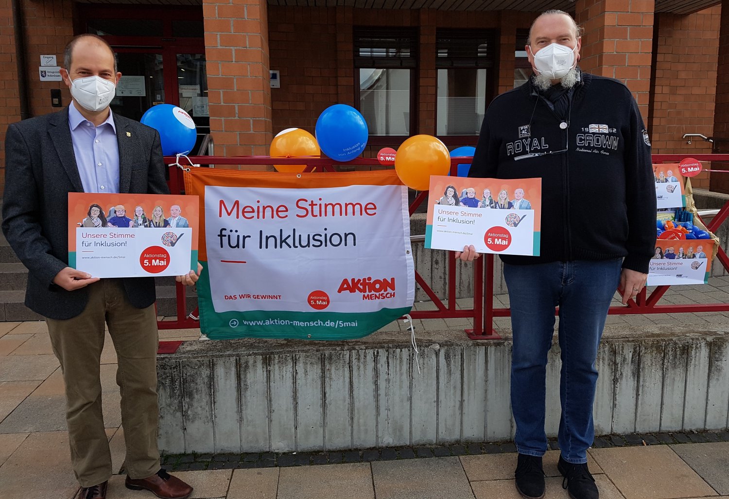 Bürgermeister Dr. Albrecht Eitz (links) stellt mit dem Behindertenbeauftragten der Gemeinde Freigericht, Thomas Hammer (rechts), die Aktion zum 5. Mai vor. 