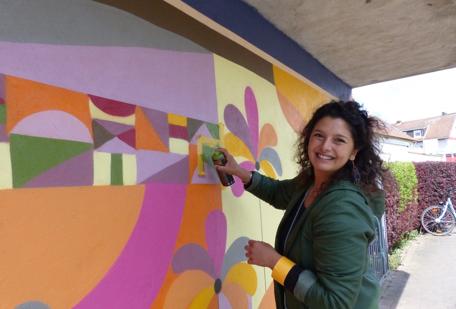 Thekra Jaziri hat die Bushaltestelle in der Wilhelmsbader Straße mit Graffiti in ein fröhliches, farbenfrohes Kunstwerk verwandelt.