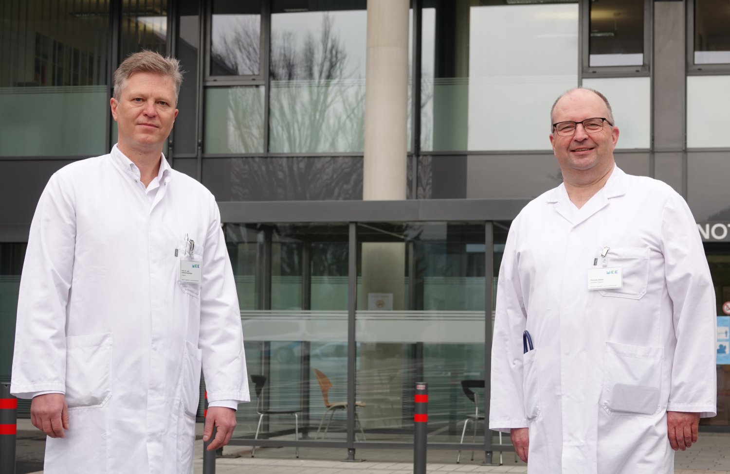 Chefarzt Prof. Dr. Andrej Khandoga begrüßt Thomas Geske (rechts), den neuen Bereichsleiter der Gefäßchirurgie an den Main-Kinzig-Kliniken Gelnhausen.