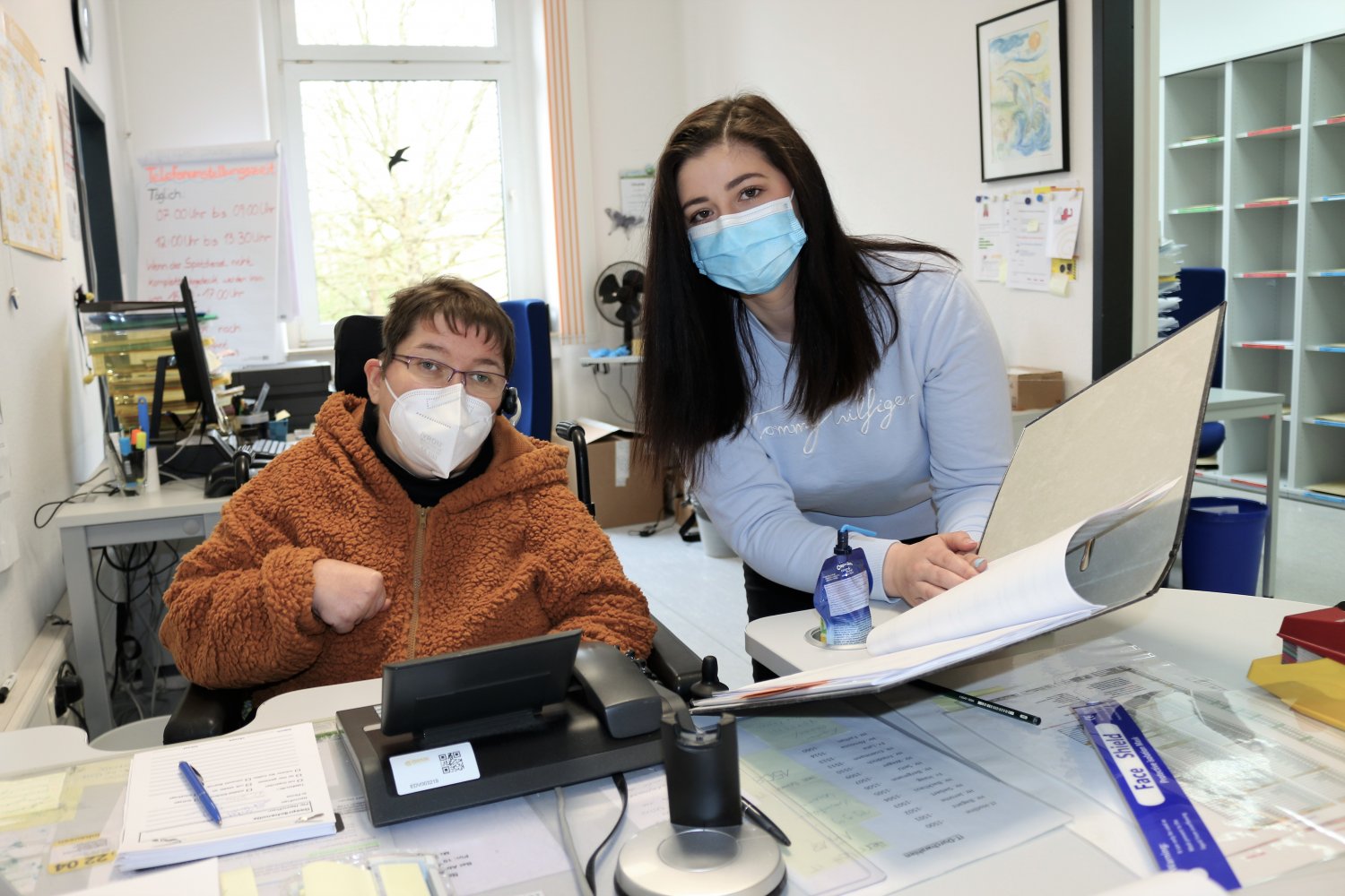 Esra Schöppner (rechts) absolviert eine Ausbildung zur Heilerziehungspflegerin im BWMK und unterstützt Kinder und Erwachsene mit Assistenzbedarf. Hier im Team mit Rezeptionistin Tanja Dinter.