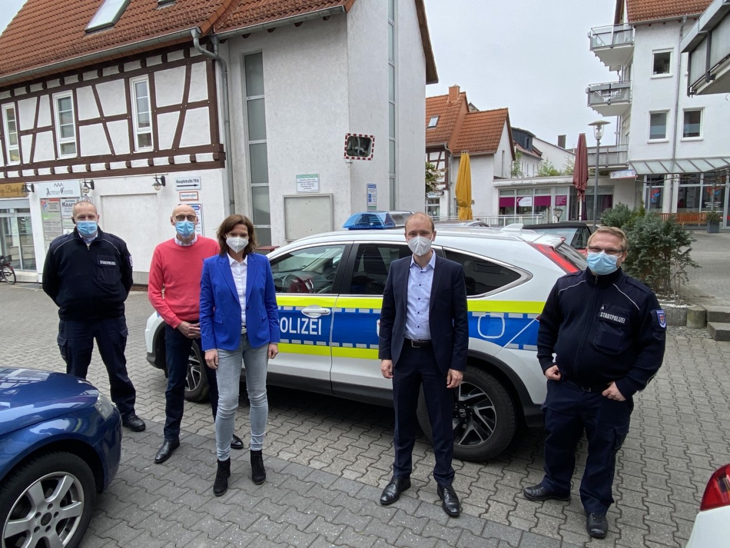 Bürgermeisterin Sylvia Braun stellt MdL Max Schad die neue Stadtwache in Bruchköbel vor.