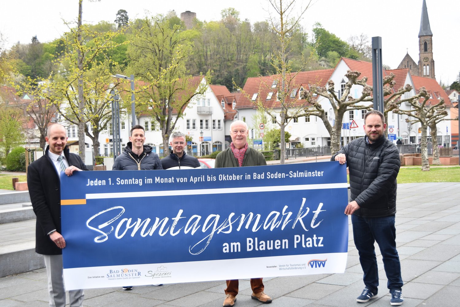 v.l.n.r. Bürgermeister Dominik Brasch, Christoph Lesser und Patric Sgobba (Spezerei / Hotel Fiori), Dieter Holk (Vorsitzender VTW) und Kurdirektor Stefan Ziegler