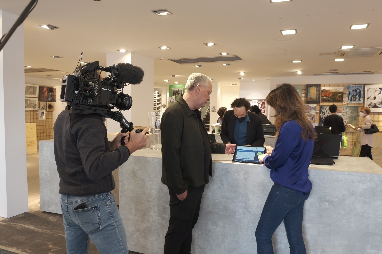 Stadtentwickler Martin Bieberle und Ariana Breuer von der Initiative Stadtretter erläutern im KunstKaufLADEN Tacheles neue Ideen 