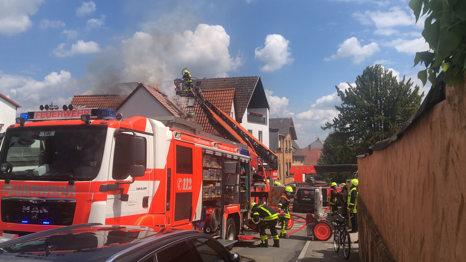 Gegen 13:20 Uhr kam es in Frankfurt Seckbach zu einem Feuer im Dachbereich eines Wohnhauses. Die schnell anrückende Feuerwehr leitete umgehend umfangreiche Löschmaßnahmen ein. Laut aktuellen Informationen konnten alle Bewohner das Gebäude rechtzeitig