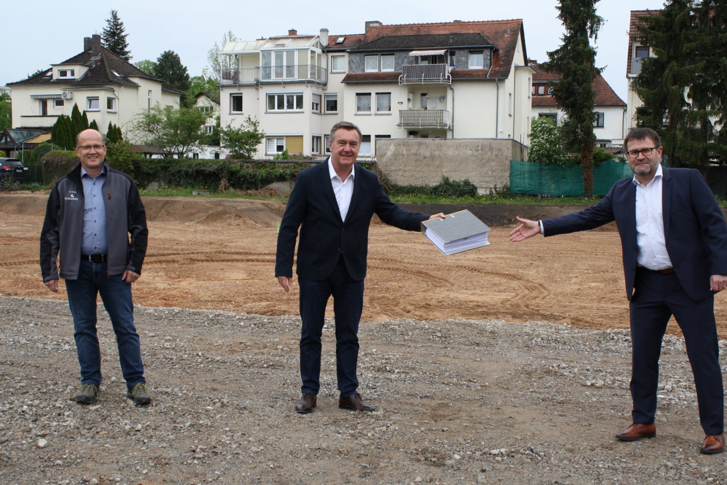 OB Claus Kaminsky und Investor Frank Kleespies vor Ort. Auch Bauleiter Roland Kneip (li) nahm an dem Gespräch teil.