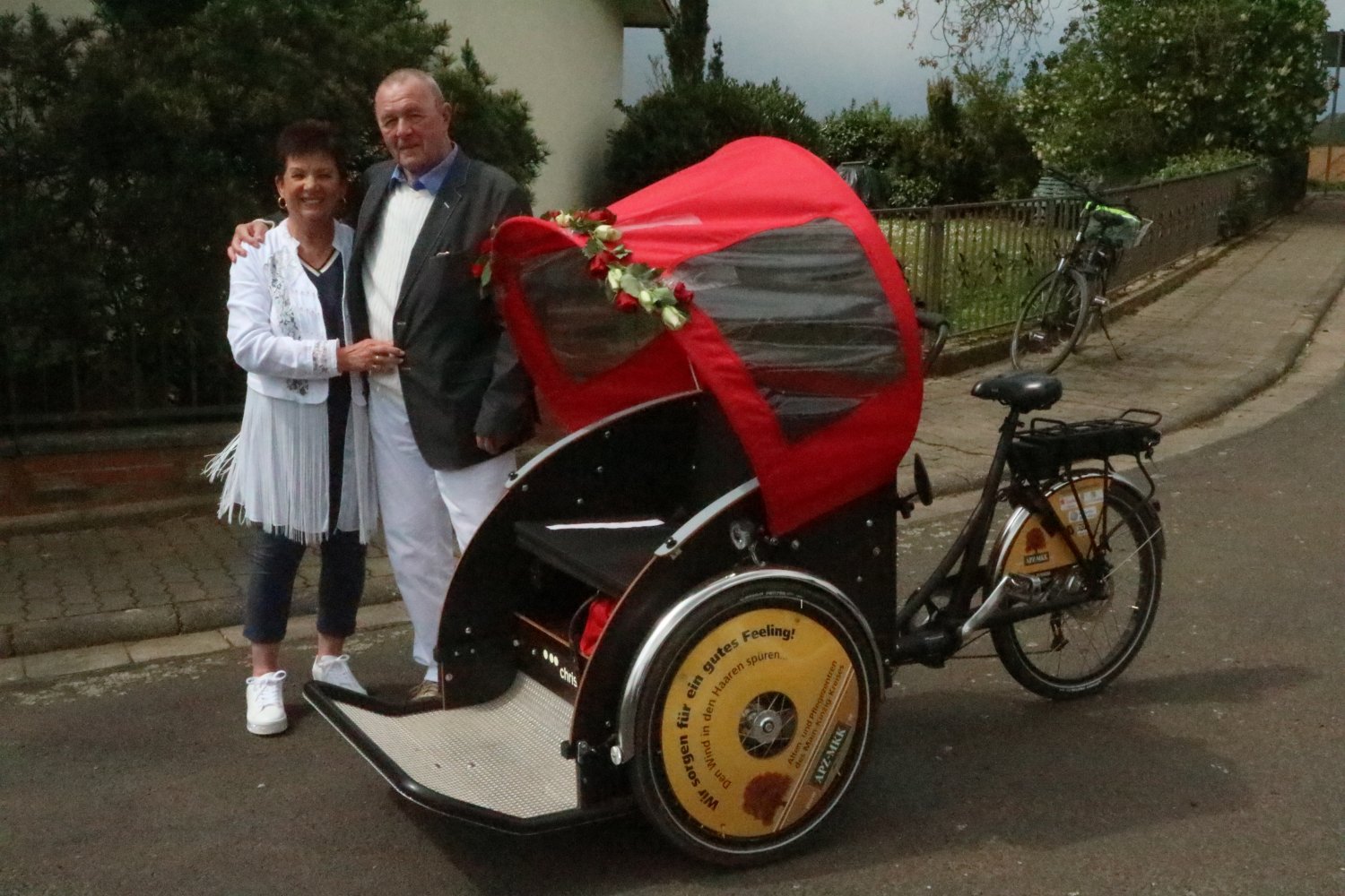 Überraschung gelungen: Anlässlich ihrer Goldenen Hochzeit schenkten Hausleiterin Heike Haase und Katrin Bolz, Koordinatorin für soziale Betreuung, dem Ehepaar Ackermann eine Fahrt mit der Fahrrad-Rikscha. 
