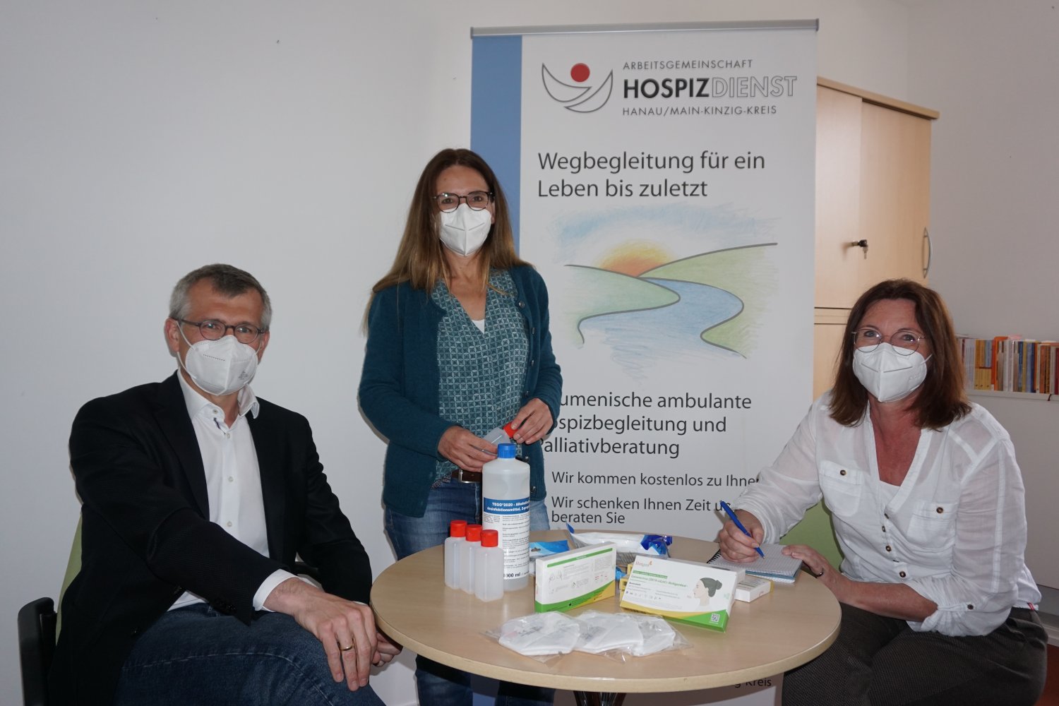 Dr. Tobias Kämpf, Annette Böhmer und Marion Engel von der Arbeitsgemeinschaft Hospizdienst freuen sich, dass der ambulante Hospizdienst dank umfangreichem Schutzkonzept auch während der Pandemie im Einsatz ist.