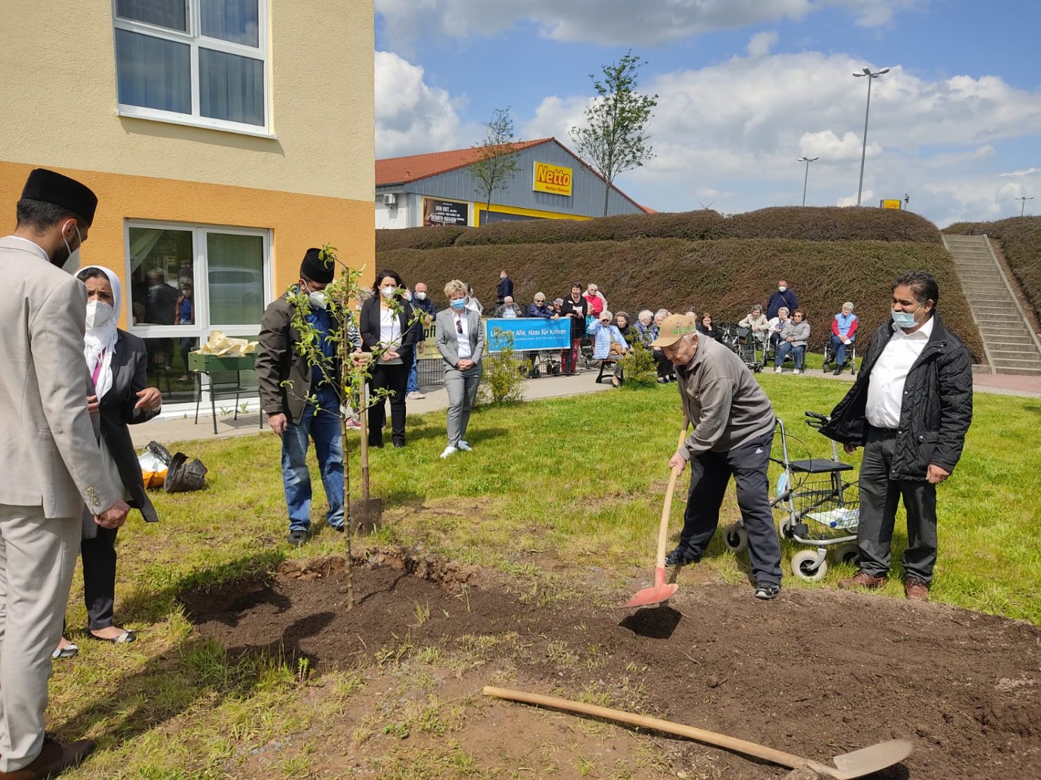Ahmadiyya Gemeinde pflanzt Apfelbaum bei der Doreafamilie