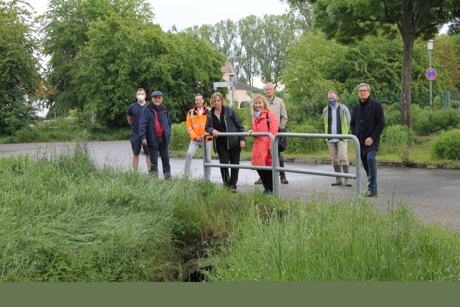 In Mittelbuchen haben östlich der Straße Zur Breulwiese die bis August geplanten Bauarbeiten begonnen, um in den Wiesen und Feldern einen verlandeten Graben auf rund einem Kilometer Länge wiederherzustellen.