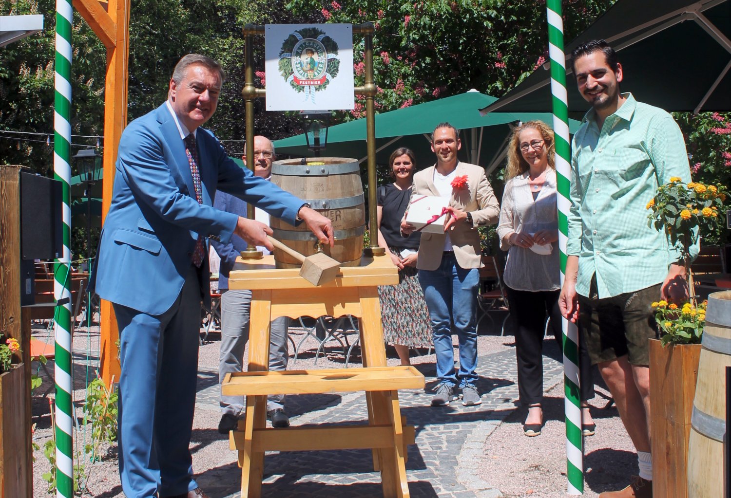 Symbolischer Fassanstich von OB Claus Kaminsky (ganz links) zusammen mit Daniel Schmidt, Nicole Rautenberg, Maximilian Hirsch (wie Schmidt BUMB JUNIORS) , Sabine Maiwald-Wolf (CPH) und Andreas Völker, Gebietsleiter der Radeberger Brauerei-Gruppe.