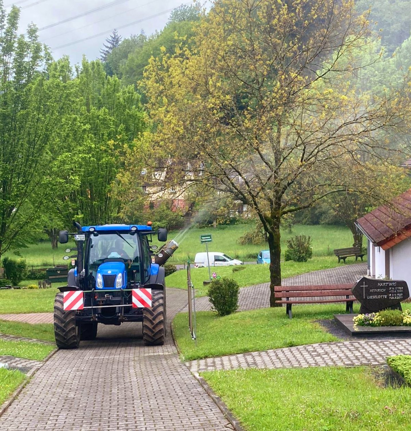 Wie hier im Bereich des Friedhofes Breitenborn wurde im gesamten Gemeindegebiet proaktiv gegen die Raupen des Eichenprozessionsspinners vorgegangen.