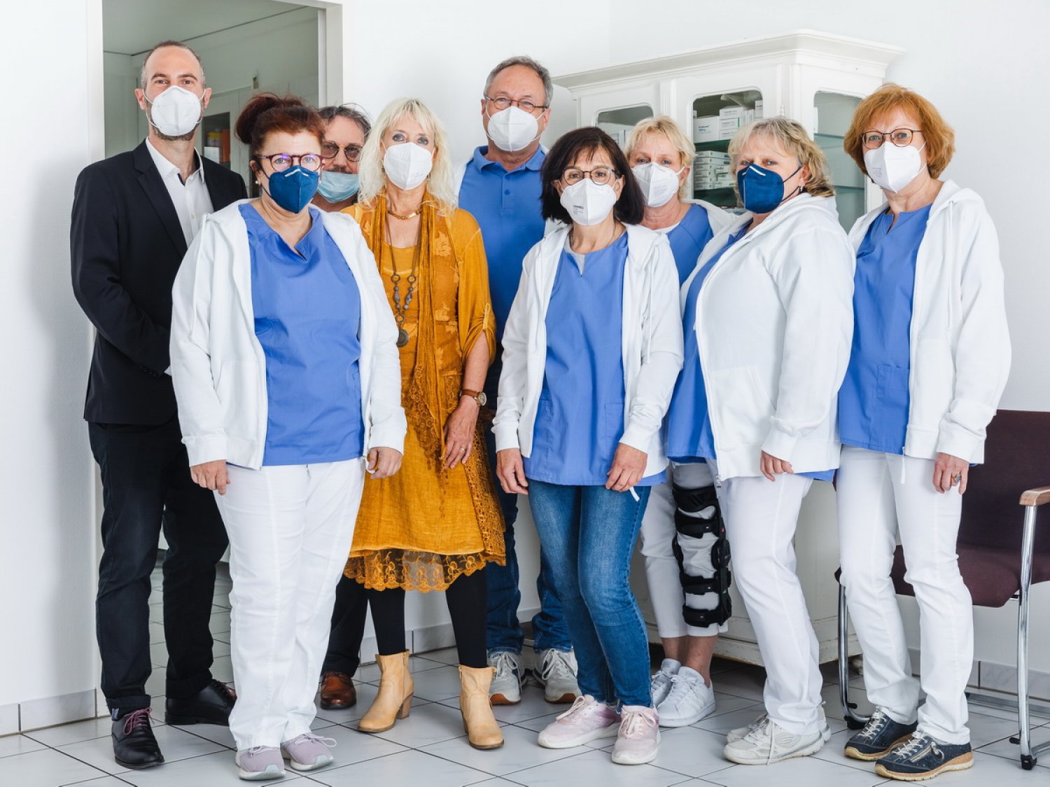 Bürgermeister Andreas Bär (ganz links) und der Vorstand des Nidderauer Gewerbevereins gratulieren Dr. Michael Gornowitz (Mitte) und seinem Team zur neuen Praxis.
