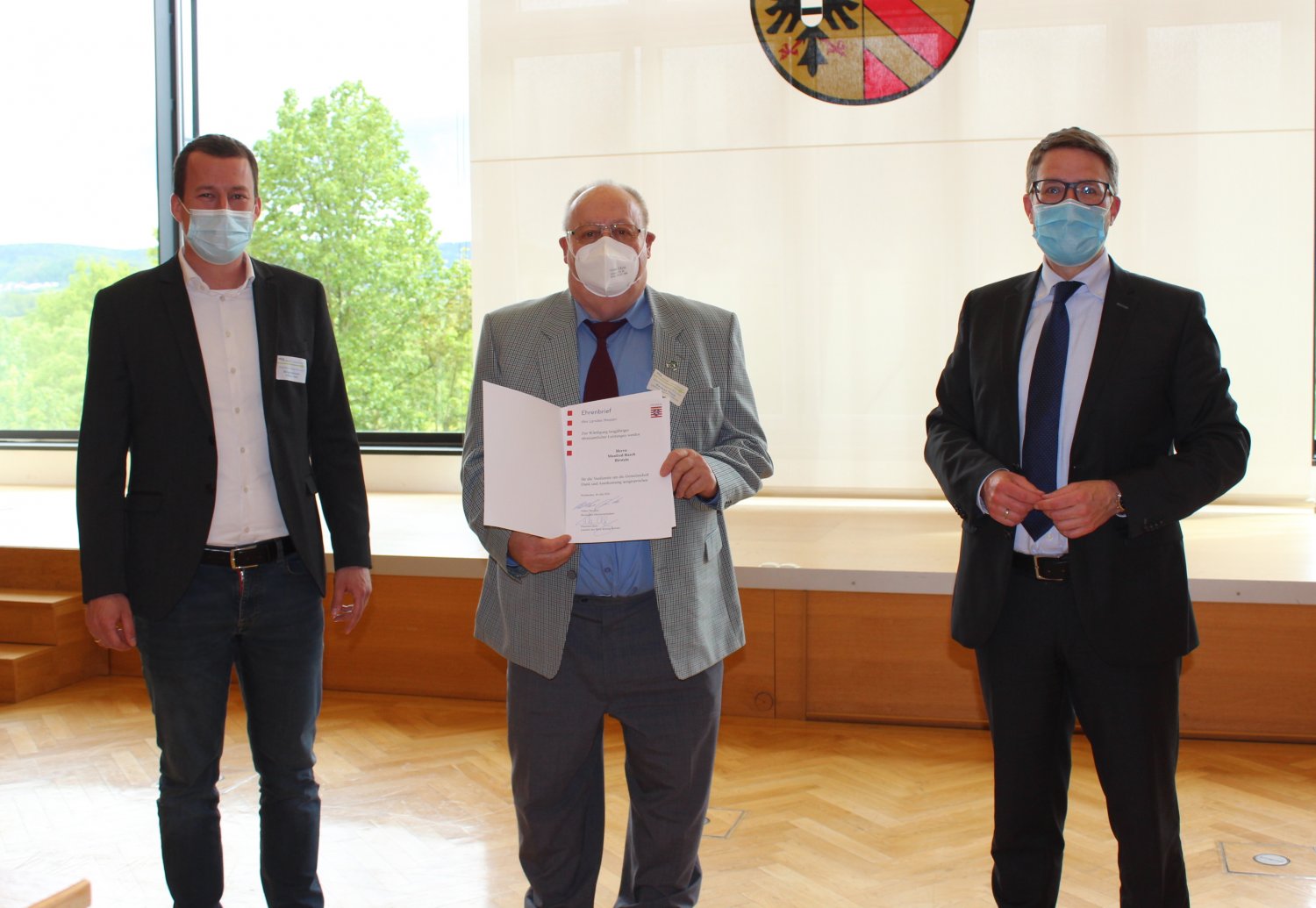 Landrat Thorsten Stolz (rechts) überreichte im Beisein von Birsteins Bürgermeister Fabian Fehl (links) den Ehrenbrief des Landes Hessen an Manfred Rasch.