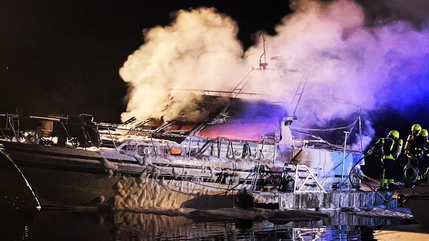 Die Feuerwehr war stundenlang mit den Löscharbeiten eines brennenden Bootes in Frankfurt beschäftigt