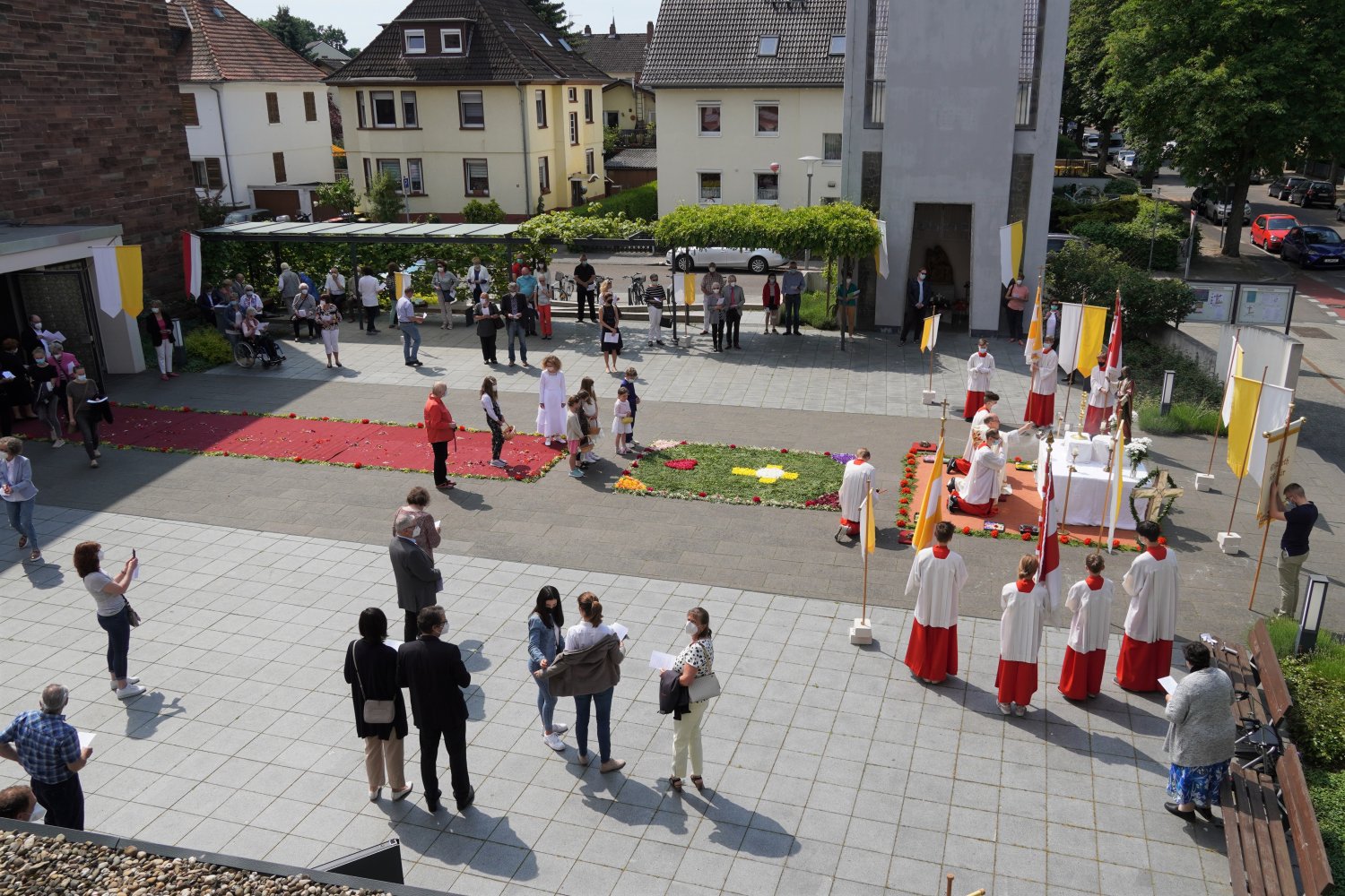 „Stehende Prozession“ unter freiem Himmel mit eingehaltenen Distanzvorschriften