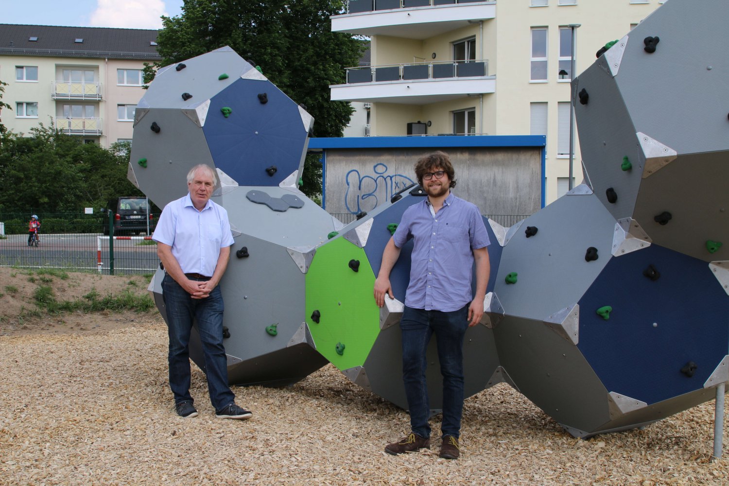 Erster Stadtrat Karl-Heinz Kaiser (links) und Markus Herrmann vom Fachdienst Spielplätze freuen sich, dass der Flugzeugspielplatz in Bischofsheim jetzt auch vielseitige Spielgeräte für ältere Kinder bietet.