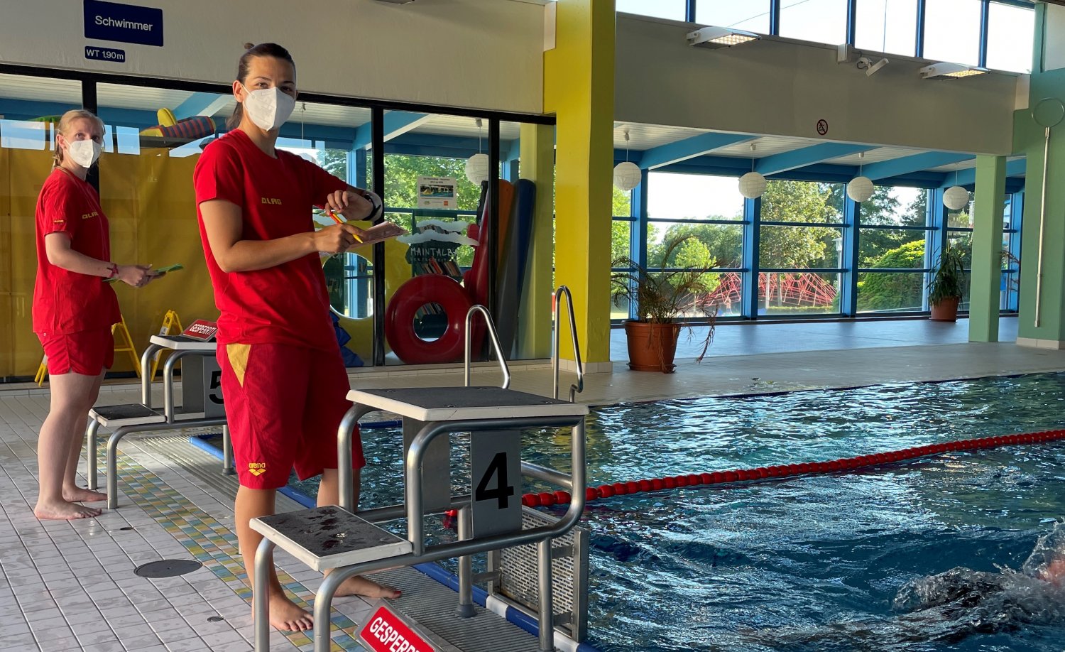 Die beiden Trainerinnen Sophie Sachse und Johanna Manche beim Einsatzkräfte-Training. 