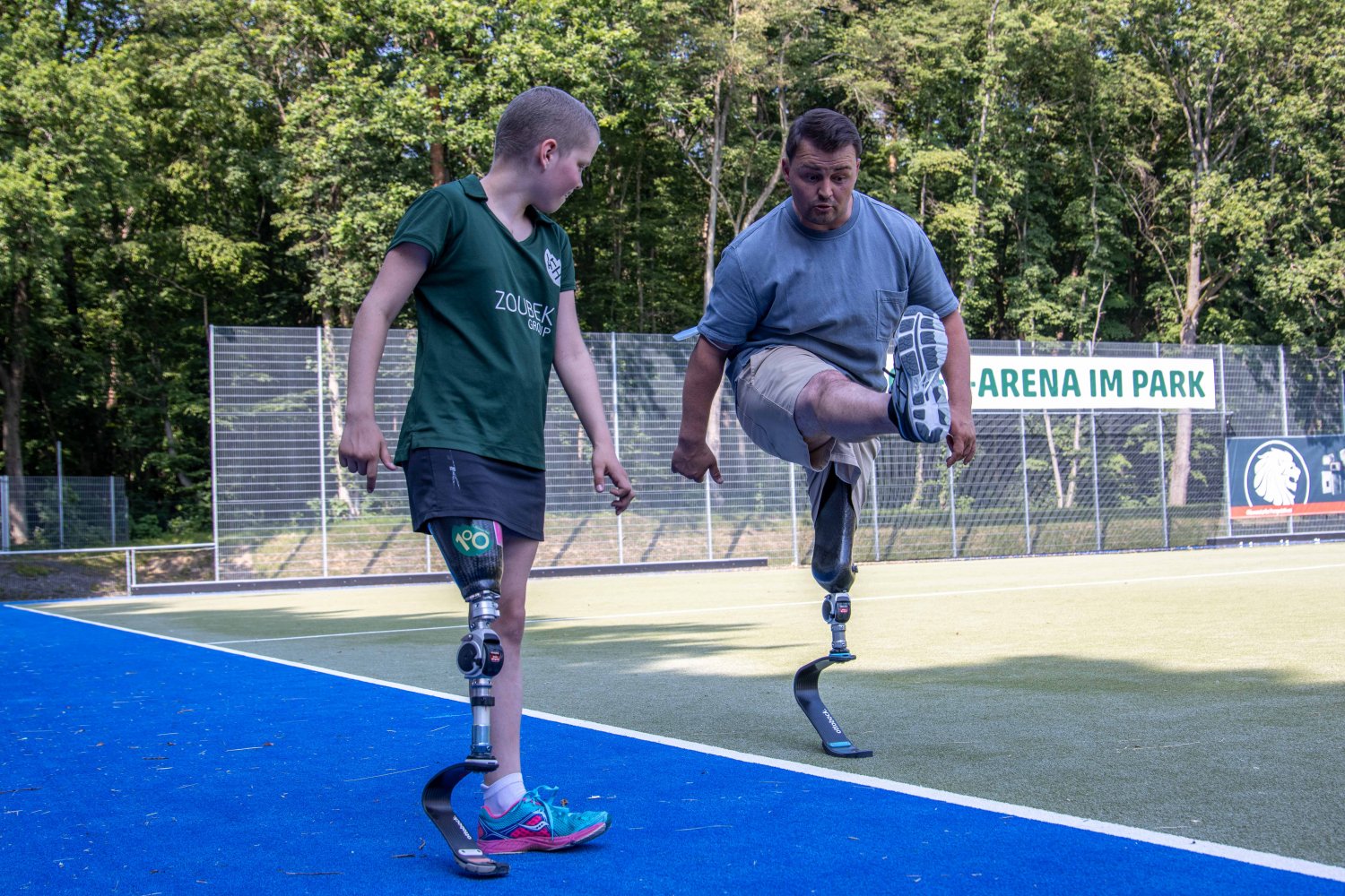 Die zwölfjährige Anni aus Hanau trainiert gemeinsam mit Paralympics-Star Heinrich Popow.