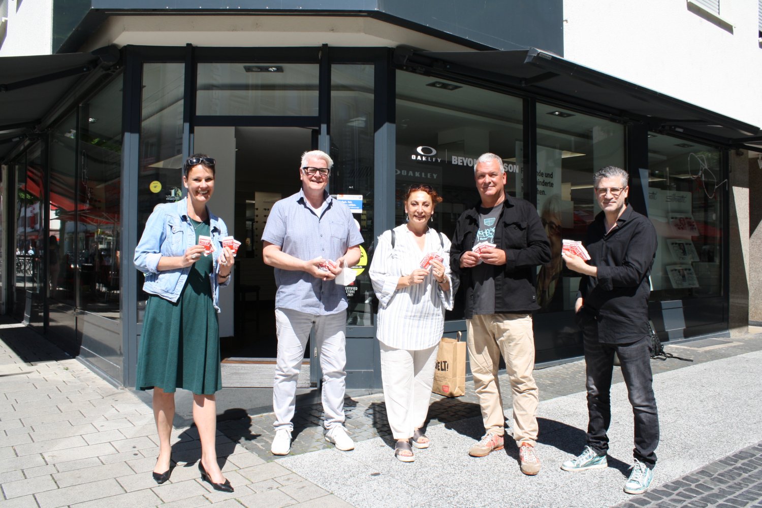 Britta Hoffmann-Mumme vom Hanau Marketing Verein (HMV), Optiker Gotthard Klassert, Hülya Senel und Martin Bieberle von der Hanau Marketing GmbH (HMG) und Mehmet Kandemir, Erster Vorsitzender des HMV.