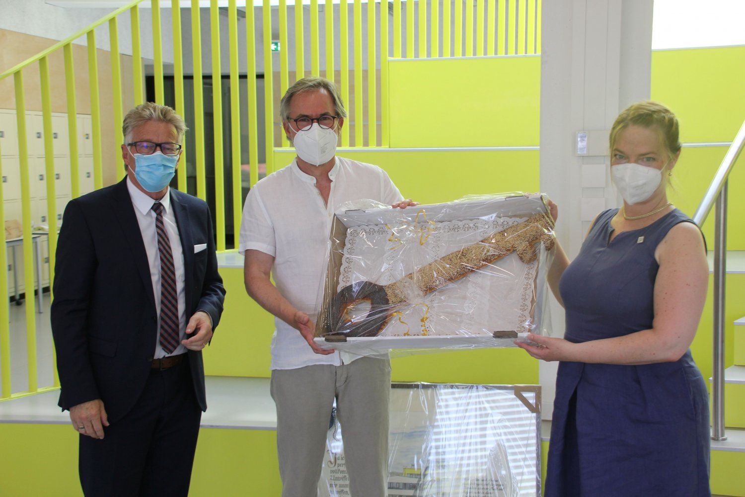 Schuldezernent Winfried Ottmann, Architekt Claus Rollmann und Schulleiterin Tina Ruf
